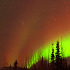 アラスカの夜空を焦がすレッド、グリーンのオーロラ