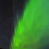 アラスカの夜空に広がるエメラルドグリーン・オーロラ