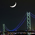 夜の明石淡路大橋に輝く月