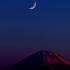宵の紅富士に輝く六日月