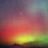 マッキンリー山に輝く多彩色オーロラ