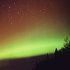 アラスカの夜空に大きく広がる２色の極光
