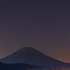 昇るオリオンと富士山