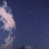 富士山に輝く秋の四辺形と流れ星