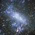 南半球の夜空に輝く大きなマゼラン銀河