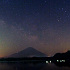 富士山に輝く天ノ川