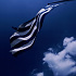 ギリシャ国旗と白い雲