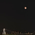 夜のレインボーブリッジに輝く満月