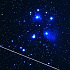 プレアデス星団と横切る人工衛星