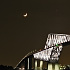 夜の東京ゲートブリッジに沈む月齢4.7の月