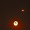 初冬の夜明けに輝く月齢26.1の地球照と金星