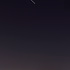 夜のレインボーブリッジに光跡を描く木星と屋形船