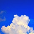 モクモク湧き出る夏の入道雲とトンボ