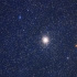 一際明るい球状星団・M22と小さな人工衛星